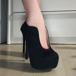 BLACK HEELS